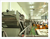 切开解冻鱿鱼的肚子，分离内脏和鱿鱼脚。