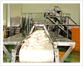 去皮：把分离开的躯体和脚部放在离心分离器中去除外皮。