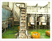 煮熟：以适当的温度煮熟已去皮的鱿鱼。