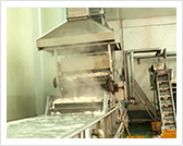 冷却：把煮过后的鱿鱼放在凉水中冷却。